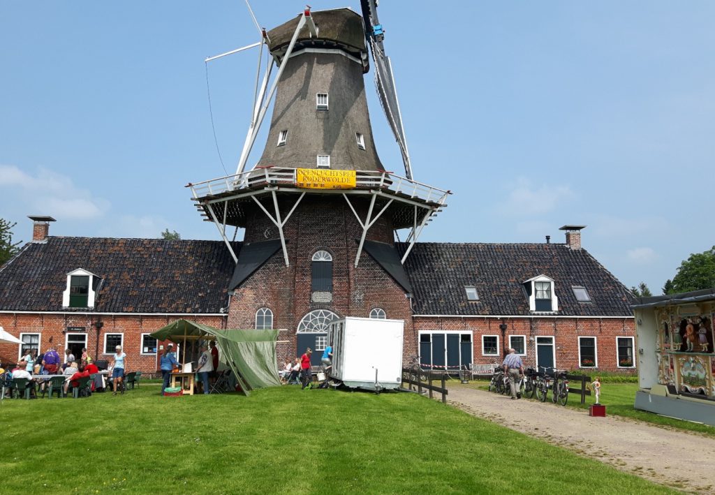 drukte voor molen Woldzigt met Leekstermeer wandeltocht 2016