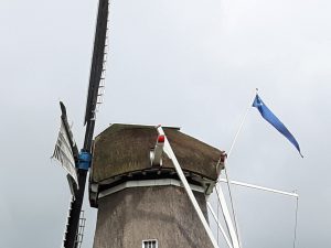 de wimpel van Gilde Vrijwillige Molenaars in gebruik op Woldzigt - Roderwolde