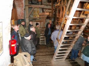 Molengidsen in Opleiding bij de olieslag in Olie- en Korenmolen Woldzigt Roderwolde