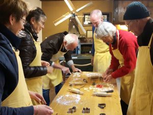 Oefenen koekjes bakken door de vrijwilligers van Olie- en Korenmolen Woldzigt Roderwolde