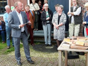 Eerste exemplaar boek Tichelwerk uitgereikt aan burgemeester Roderwolde