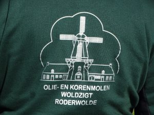 nieuwe bedrijfskleding voor de vrijwilligers van Olie- en Korenmolen Woldzigt Roderwolde