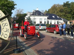 Oldtimer tractoren passeren Olie- en Korenmolen Woldzigt - Roderwolde