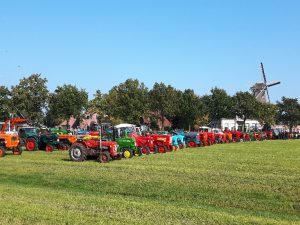 Oldtimer tractoren opgesteld in het weiland tegenover Olie- en Korenmolen Woldzigt - Roderwolde