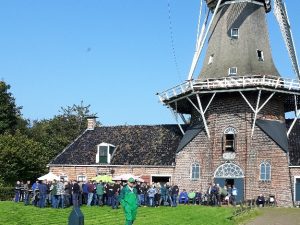 trekkerchauffeurs aan de koffie bij Olie- en Korenmolen Woldzigt - Roderwolde