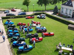 Morgan Three Wheelers opgesteld bij Olie- en Korenmolen Woldzigt- Roderwolde