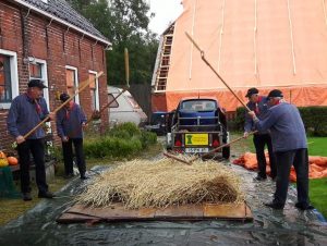 vlegeldorsers bij Olie- en Korenmolen Woldzigt tijdens de Open Monumentendagen 2017