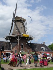 Meulenkaomer viert 30 jarig bestaan bij Olie- en Korenmolen Woldzigt - Roderwolde