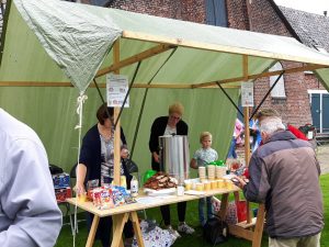 Koffie en thee voor Olie- en Korenmolen Woldzigt t.b.v. de fietsers van de Drentse Fiets4Daagse 