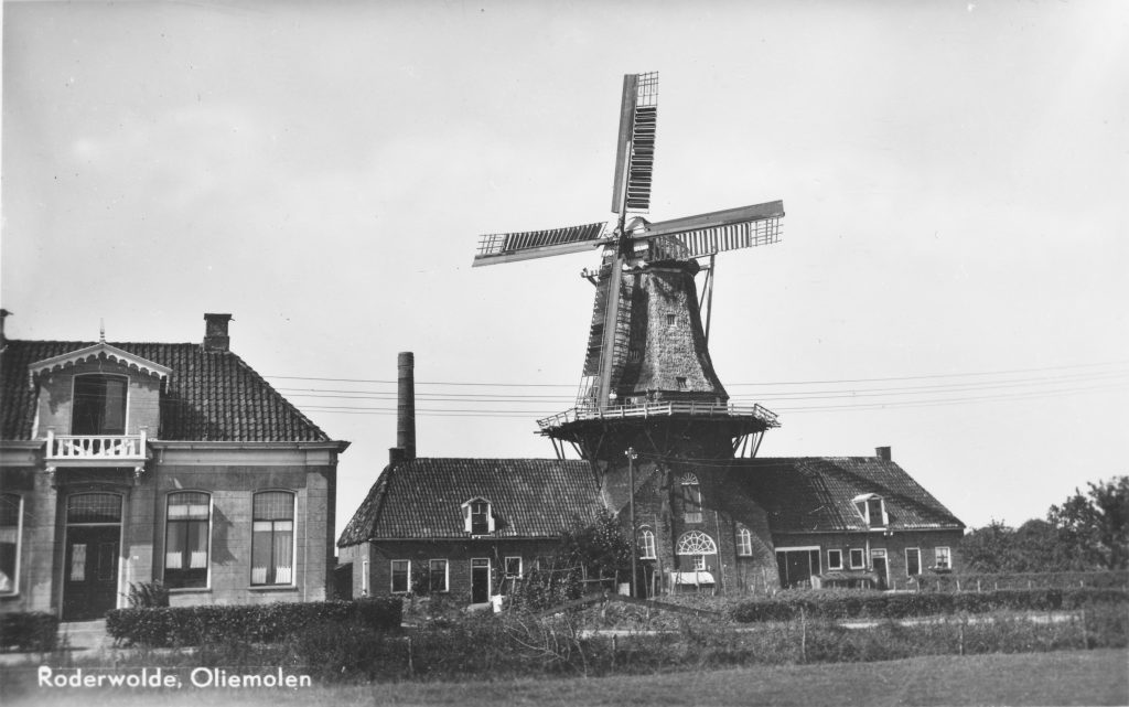 Olie- en Korenmolen Woldzigt van voor 1941 met schoorsteen van stookhut stoommachine